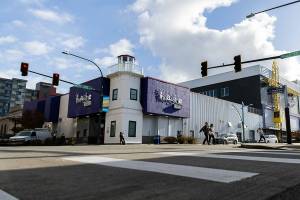 People cross Hoyt Avenue next to the Imagine Children’s Museum on Friday, Nov. 15, 2024 in Everett, Washington. (Olivia Vanni / The Herald)
