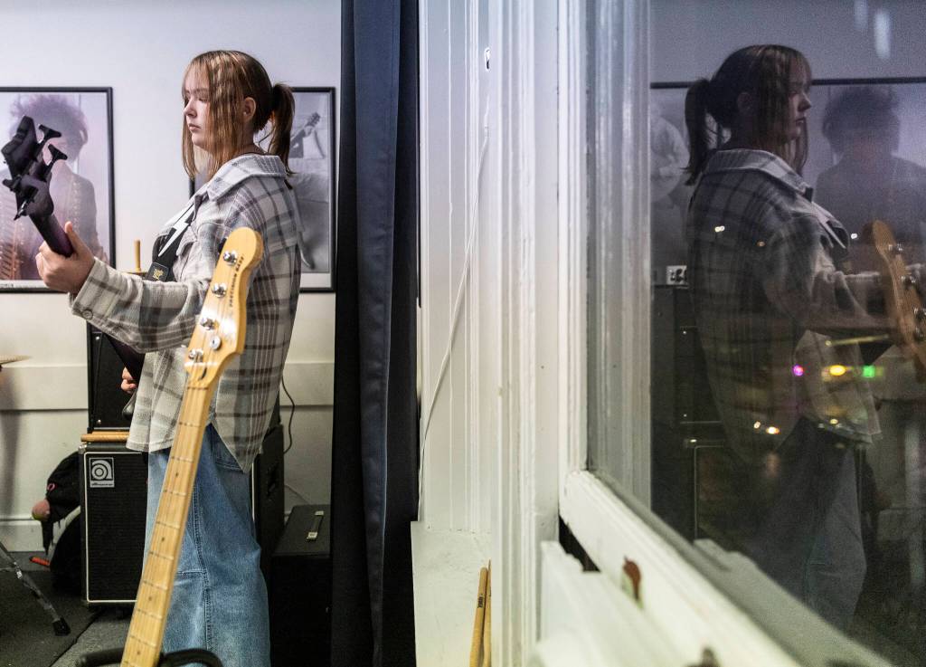 Hayli Mack, 16, plays bass during a group lesson at The Music Circle on Dec. 1, 2025, in Everett, Washington. (Olivia Vanni / The Herald)