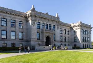 Students walk outside of Everett High School in September 2025 in Everett. (Olivia Vanni / The Herald)