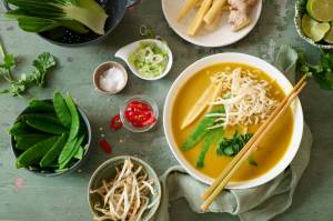 Bright yellow and crisp green meet coconut milk and baby corn in this Thai vegetable soup. (Julia Uehren/loeffelgenuss.de/dpa/TNS)