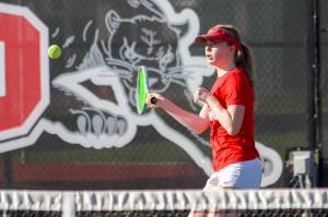 Snohomishs Morgan Gibson returns the ball in her match against Stanwoods Ryann Reep on Friday, April 12, 2024 in Snohomish. (Taras McCurdie / The Herald)